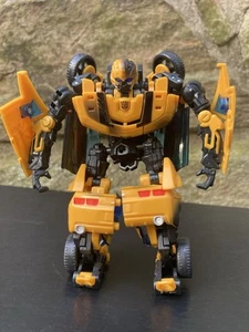 2007 Transformers Movie Deluxe Bumblebee Camaro Action Figure Hasbro - Picture 1 of 2