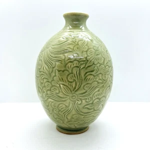 Jarrón de porcelana verde vintage GUMP'S Celadon motivo de elevación 7" de alto - Imagen 1 de 11