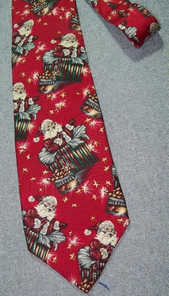 Corbata de Navidad vintage de seda roja de Hannover Santa saliendo de regalo hecha en EE. UU. Foto 1 de 4