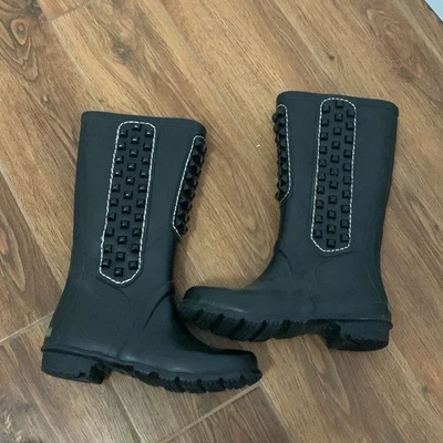 Bcbg 橡胶铆钉雨靴 雪地靴 尺寸 6 — 第 1/4 张图片