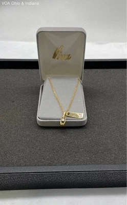 Collar VIVA de 15 pulgadas lleno de oro de 10K con colgante rectangular de diamantes Foto 1 de 4