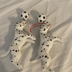 2 adornos de árbol de perro cachorro dálmata bellamente detallados con pelota de fútbol - Imagen 1 de 4