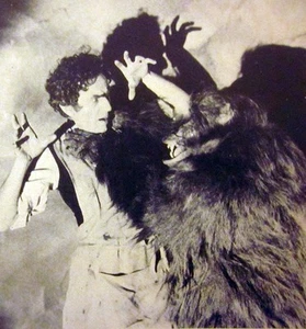 MURDERS IN THE RUE MORGUE clipping Bela Lugosi small B&W photo 1932 w/ gorilla - Picture 1 of 1