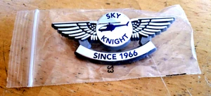 Helicóptero SKYNIGHT Junior Piloto Kiddie Wing Como Nuevo en Paquete 2 1/2 pulgadas Pinback - Imagen 1 de 2