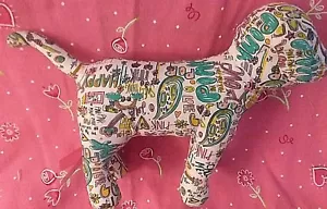 VICTORIA'S SECRET CANE ROSA - Mascotte iconica cucciolo imbottito! GRAFFITTI LOVE CANE STAMPA - Foto 1 di 2