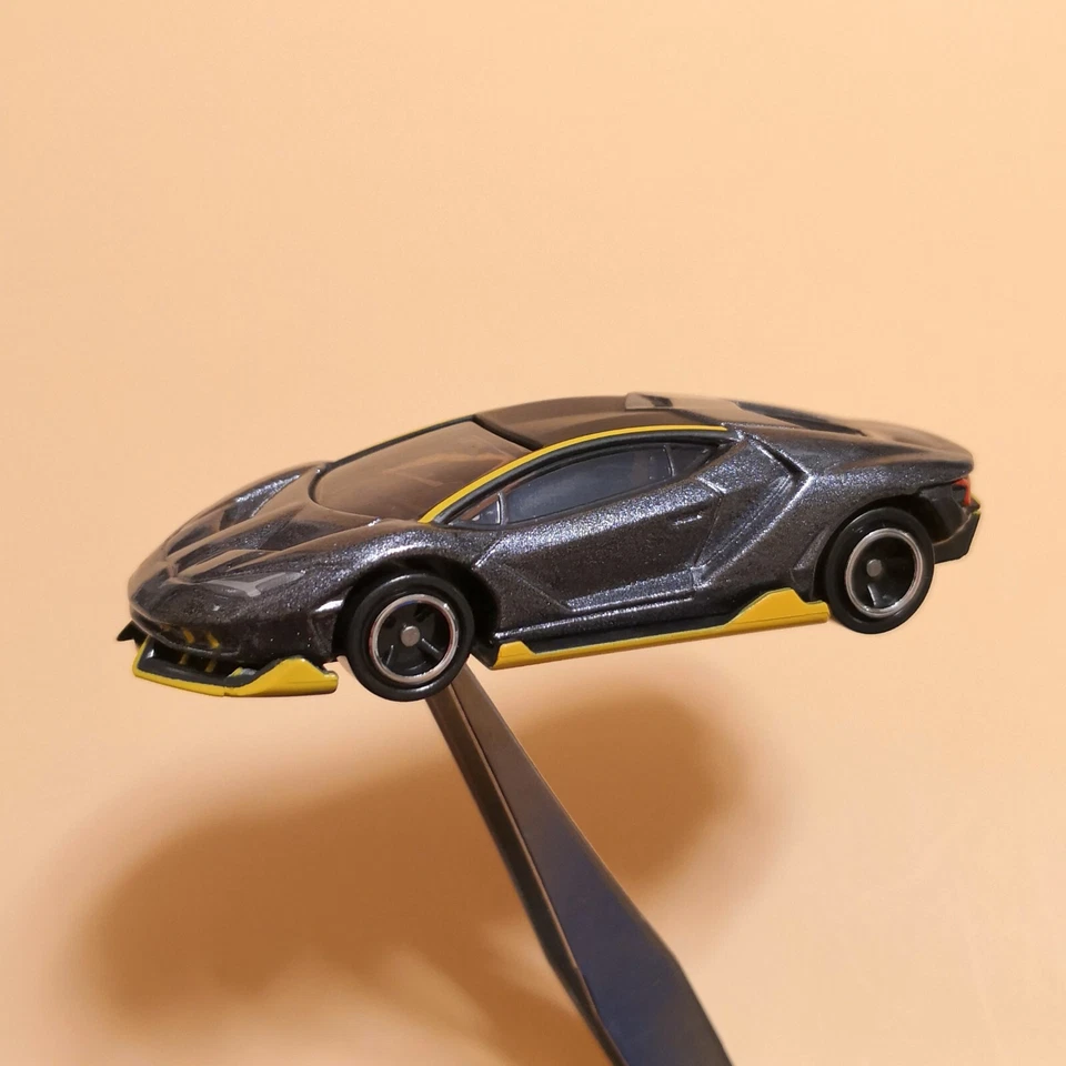 Coche de juguete fundido a presión negro 1/65 Tomica LAMBORGHINI CENTENARIO modelo Tomy #81 coche de carreras Foto 1 de 4