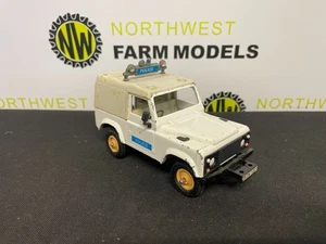 BRITAINS 1:32 SCALE LAND ROVER POLICE DEFENDER - Picture 1 of 4