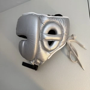 Winning Boxing FG-2900 Headguard with Cheek Protector Silver (REPLICA) - Picture 1 of 7