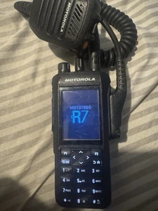 Motorola R7 UHF(AAH06RDN9RA1AN) w/ Accessories Intrinsically Safe IP68 - Zdjęcie 1 z 4