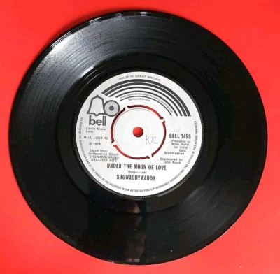 SHOWADDYWADDY - BELL 1495 - UNDER THE MOON OF LOVE /  LOOKIN' BACK 1976 (2048) - Image 1 of 3