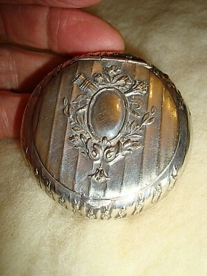 ANCIEN POUDRIER DE SAC EN METAL ARGENTE FINEMENT DECORE - Photo 1/2