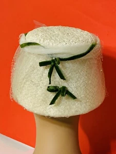 VTG 1950’s Ladies Summer Hat Cloche Ivory/ Green With Net - Picture 1 of 11