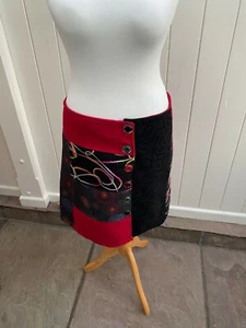 Ladies knee length multipatterned skirt, black, red, patterned, front buttoned - Picture 1 of 7