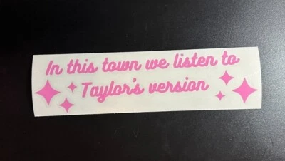 Adesivo de vinil In This Town We Listen to Taylor's Version - Imagem 1 de 2