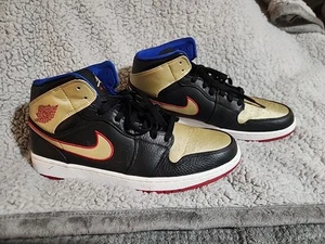 2013 NIKE AIR JORDAN 1 MID BLACK GOLD RED SZ 13 554724 013 LEATHER SNEAKERS - Picture 1 of 12