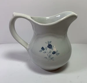 Jarra crema brillante Pfaltzgraff Poesía rosas azules EE. UU. 4,5" de alto - Imagen 1 de 9