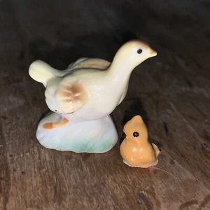 "Estatuillas de porcelana amarillas miniatura vintage de pollo y pollito de gallina años 60 de 1""" - Imagen 1 de 6