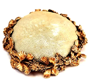 Vintage Gresco Metal and Velvet pin cushion with Metal Hibiscus Flowers boarder - Bild 1 von 5
