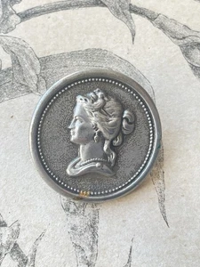Boutons ancien en métal - Portrait de Femme - Collection - Argenté - Foto 1 di 2