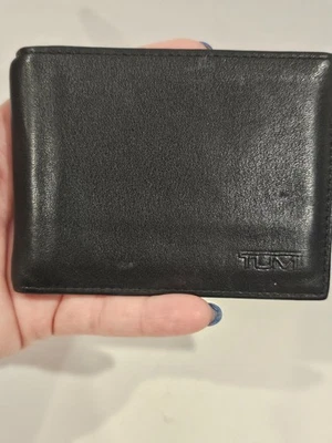 Cartera TUMI Negra Cuero Genuino Pequeña Delgada Doble Plegable con Clip para Dinero Foto 1 de 4