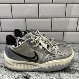 NIKE KYRIE LOW 4 GRIS NIEBLA-NEGRO-AZUL ZAFIRO TALLA 6 Juvenil Cw3985-004 Live On Fore - Imagen 1 de 11