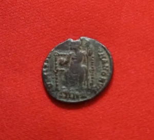 GRATIAN 367-383. Æ Follis Nicomedia Roma seated facing holding globe & Spear - Picture 1 of 2