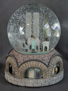 VTG Macy's Twin Towers-New York City Skyline Animated Musical Snow Globe - Picture 1 of 5