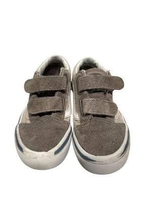 Zapatos de lona de gamuza gris y blanco Vans Old Skool para niños pequeños talla 11,5 con gancho y aro Foto 1 de 4