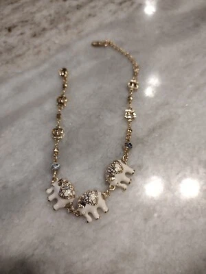 Dulce brazalete de eslabones de cadena de elefante enchapado en oro de 18 quilates esmalte blanco y estrás Foto 1 de 4