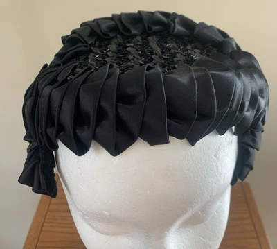 Sombrero vintage negro satinado con lentejuelas años 50 Foto 1 de 4