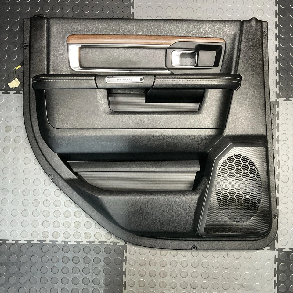 Dodge Ram 1500 2500 Laramie 2014-2018 doble cabina panel de puerta del conductor trasero izquierdo fabricante de equipos originales Foto 1 de 4