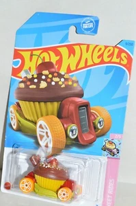 die cast Hot Wheels 2023 9/250 Sweet DRIVER Cupcake 2/5 SWEET RIDES - Picture 1 of 1