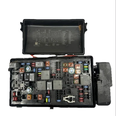 Caja de fusibles de motor Chevrolet Colorado 2018 bloque de relé montaje de 2,5 L OEM 84287539 Foto 1 de 4