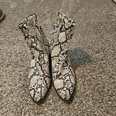 Botinhas femininas de pele de cobra Matiko - Imagem 1 de 4