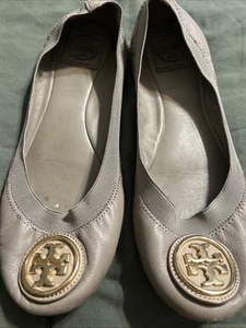 Tory Burch Damen-Ballerina Größe 8,5 M taupe goldfarben Logo elastisch flach - Bild 1 von 6