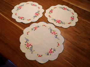 Linge ancien  Lot de 3 Napperons  lin blanc brodé a la main de fleurs - Picture 1 of 5