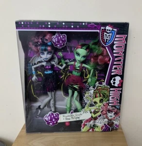 Monster High - Zombie Shake- 2 Sets - Rochelle Goyle & Venus Mcflytrap - Picture 1 of 2