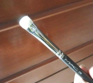 MAC 239 Full size Eye Shader Brush eye shadow powder glitter new - Picture 1 of 1