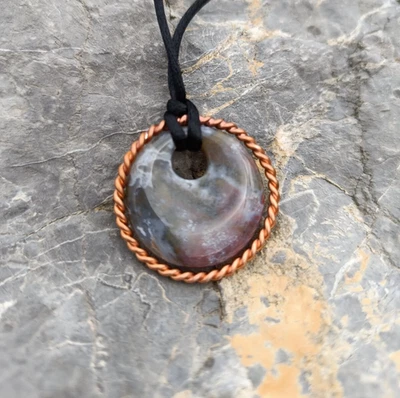 Tensor Ring Straight Line Cubit 333Mhz  Agate 1.3 inch Gemstone Necklace - Image 1 of 4