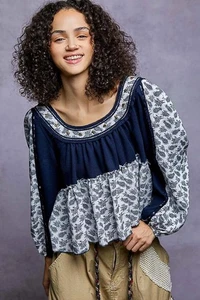 POL Paisley kontrastierende Bluse mit U-Ausschnitt und Schößchen und Nieten in Blau Multi - Bild 1 von 6