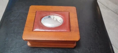 COFANETTO  IN LEGNO CON LASTRA LAMINATA IN ARGENTO ED UN MAZZO DI CARTE POKER  - Immagine 1 di 4