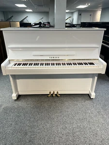YAMAHA U1 AUFRECHTKLAVIER ATEMBERAUBEND HOCHGLANZ WEISS. 0 % FINANZIERUNG VERFÜGBAR - Bild 1 von 2