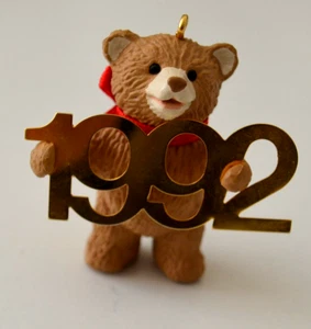 1992 Hallmark Andenken Ornament Fabulous Decade Bär keine Schachtel 2" groß - Bild 1 von 3