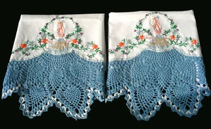Nuevas fundas de almohada blancas 100 % algodón bordadas a mano de encaje de ganchillo (2) pavo real azul - Imagen 1 de 6