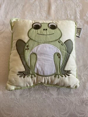 Декоративная зеленая подушка-лягушка 10 x 10 дюймов Jojo Designs - Изображение 1 из 2