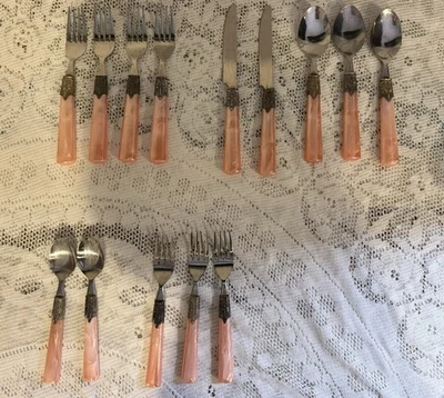 Vintage 14 Pink Pearl Luster Lucite Gibson Porzellan Besteck Servierset verzierter Griff - Bild 1 von 4