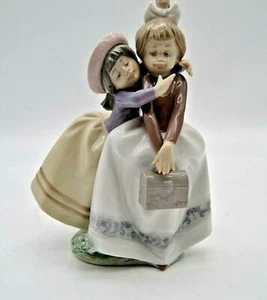 Lladro Bambina CONDIVIDERE SEGRETI 5720 Pensione - Foto 1 di 9
