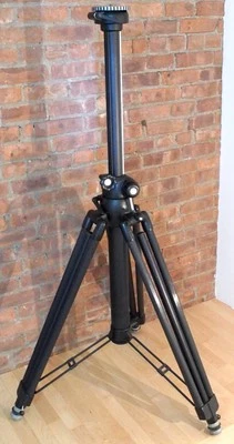 Trípode Linhof Heavy-Duty Pro con poste central engranado grande y placa superior plana 90 Foto 1 de 3