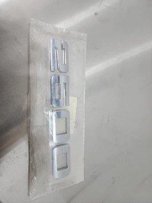 Chevrolet Silverado 2500 2007-2018 insignia emblema puerta delantera OEM 15117741. #3004 Foto 1 de 3