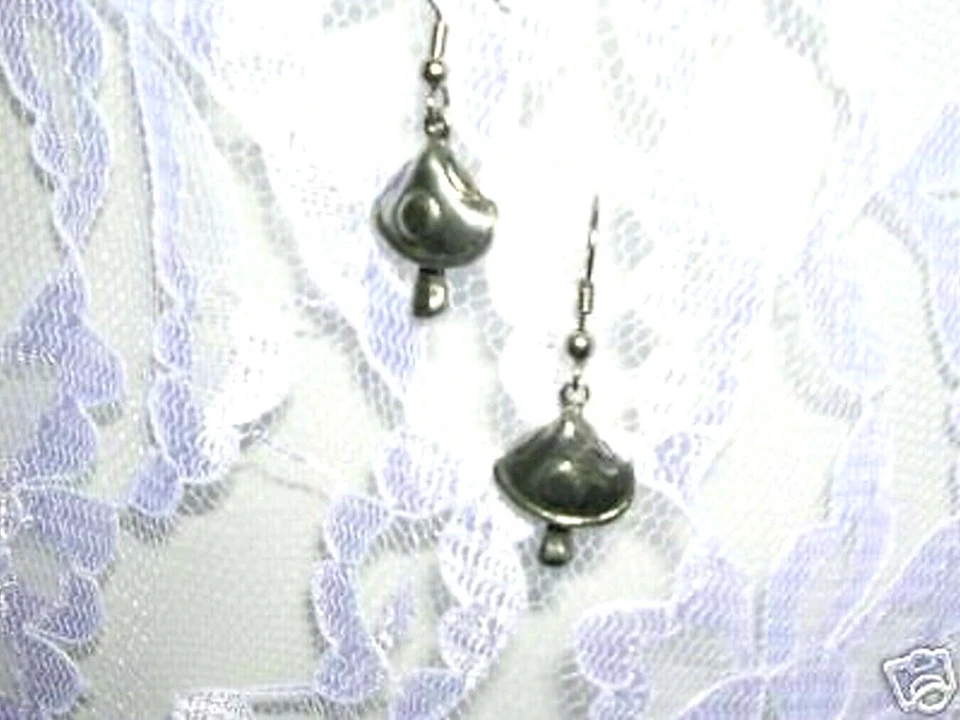 全新 可爱 白镴 自然爱好者 Spot MUSHROOM 悬垂饰品 耳环 珠宝 — 第 1/1 张图片